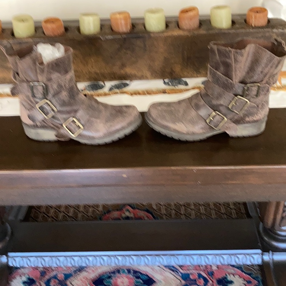 Stunning STEVE MADDEN leather boots